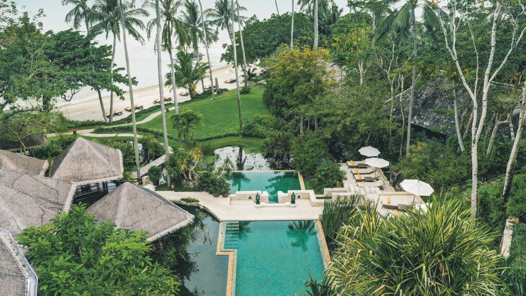 Thailand: Poolbereich und grüne Hotelanlage von oben