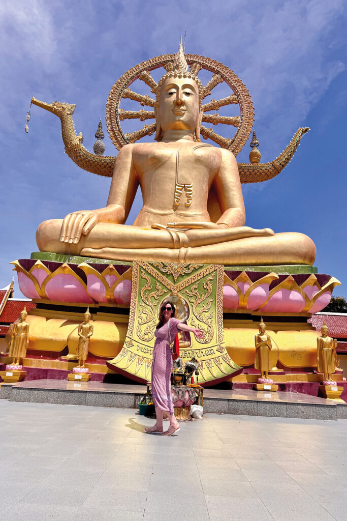 Thailand: Goldene große Buddha-Statue