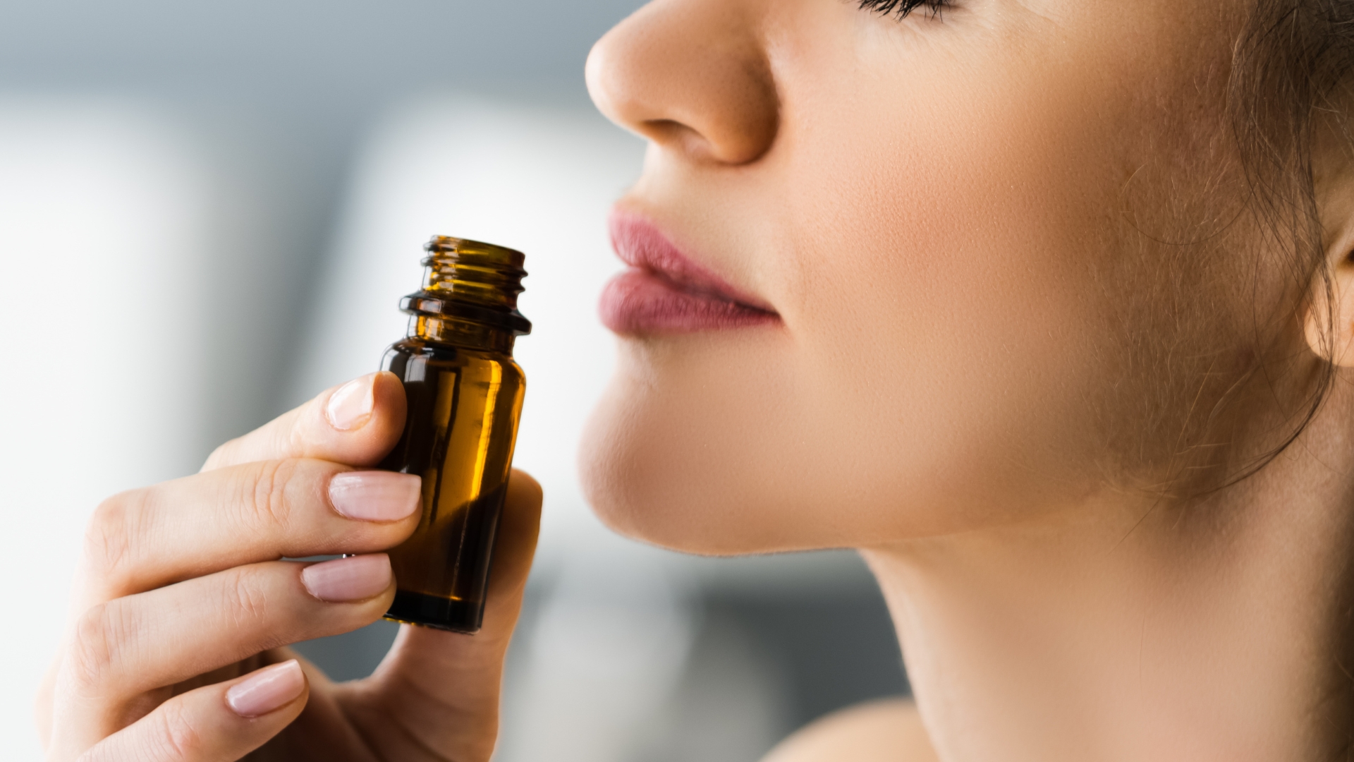 Dame, die an Duft riecht, wie beeinflussen Düfte die Stimmung