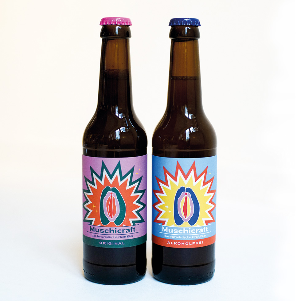 Zwei Bierflaschen – Zwei braune Flaschen mit bunten Etiketten der Marke „Muschicraft“, eine Original, eine alkoholfrei.