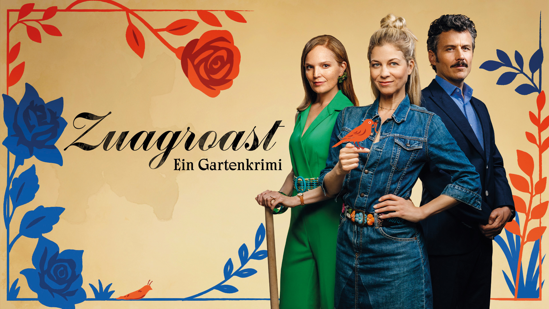 Filmplakat – Drei Personen stehen nebeneinander vor beigem Hintergrund mit farbigen Blumenmustern, Schriftzug „Zuagroast – Ein Gartenkrimi“ in der Mitte.