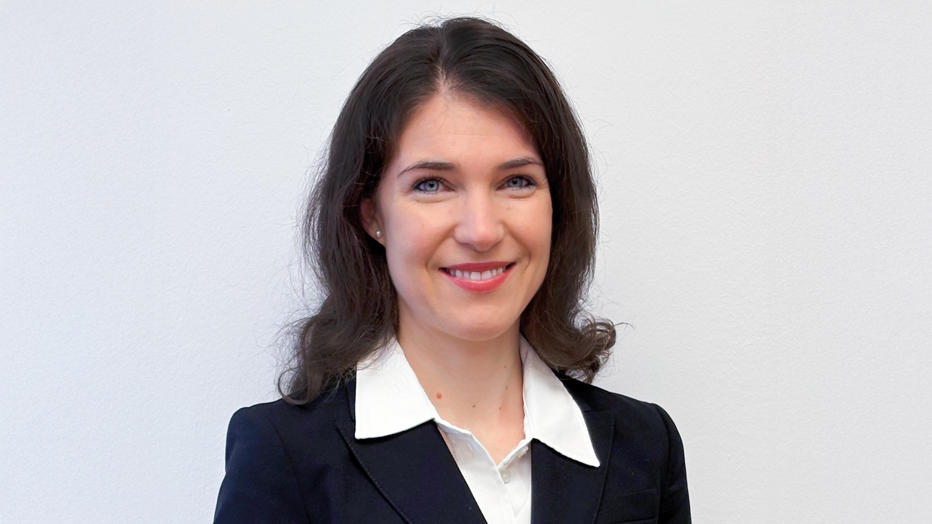 Michaela Steindl: Portrait einer dunkelhaarigen Frau mit weisser Bluse und schwarzem Blazer