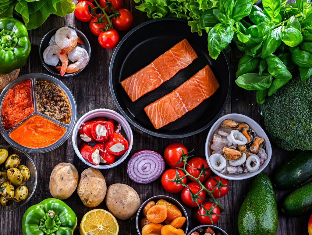 Frische Zutaten mit Lachsfilets, Gemüse und Meeresfrüchten