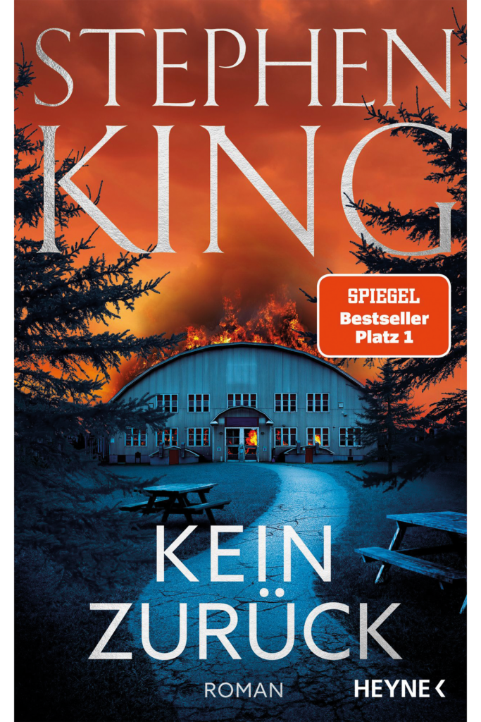 Buchcover „Kein Zurück“ von Stephen King – Gebäude im Vordergrund, dahinter brennender Wald unter dramatisch rotem Himmel, Schriftzug groß Stephen King – Kein Zurück.