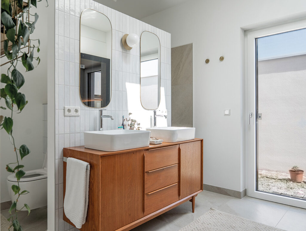 baderbau: Modernes Badezimmer mit Doppelwaschbecken, Holzunterschrank und großem Spiegel