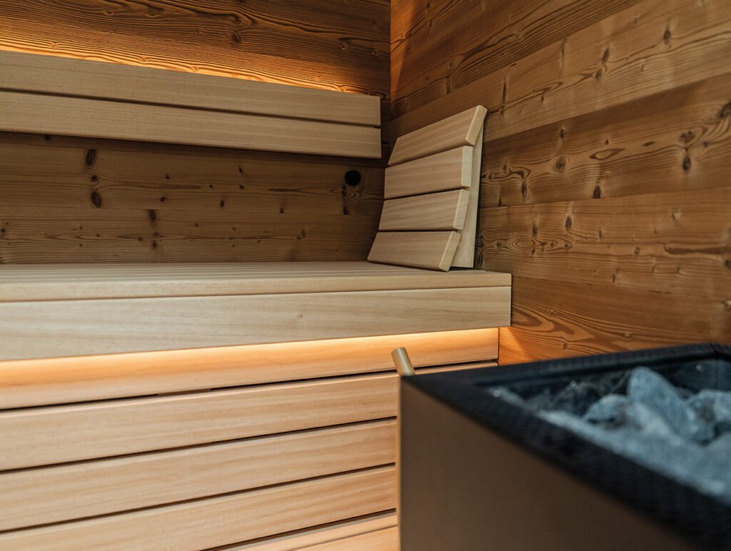 Gemütliche Sauna aus Holz mit moderner Beleuchtung