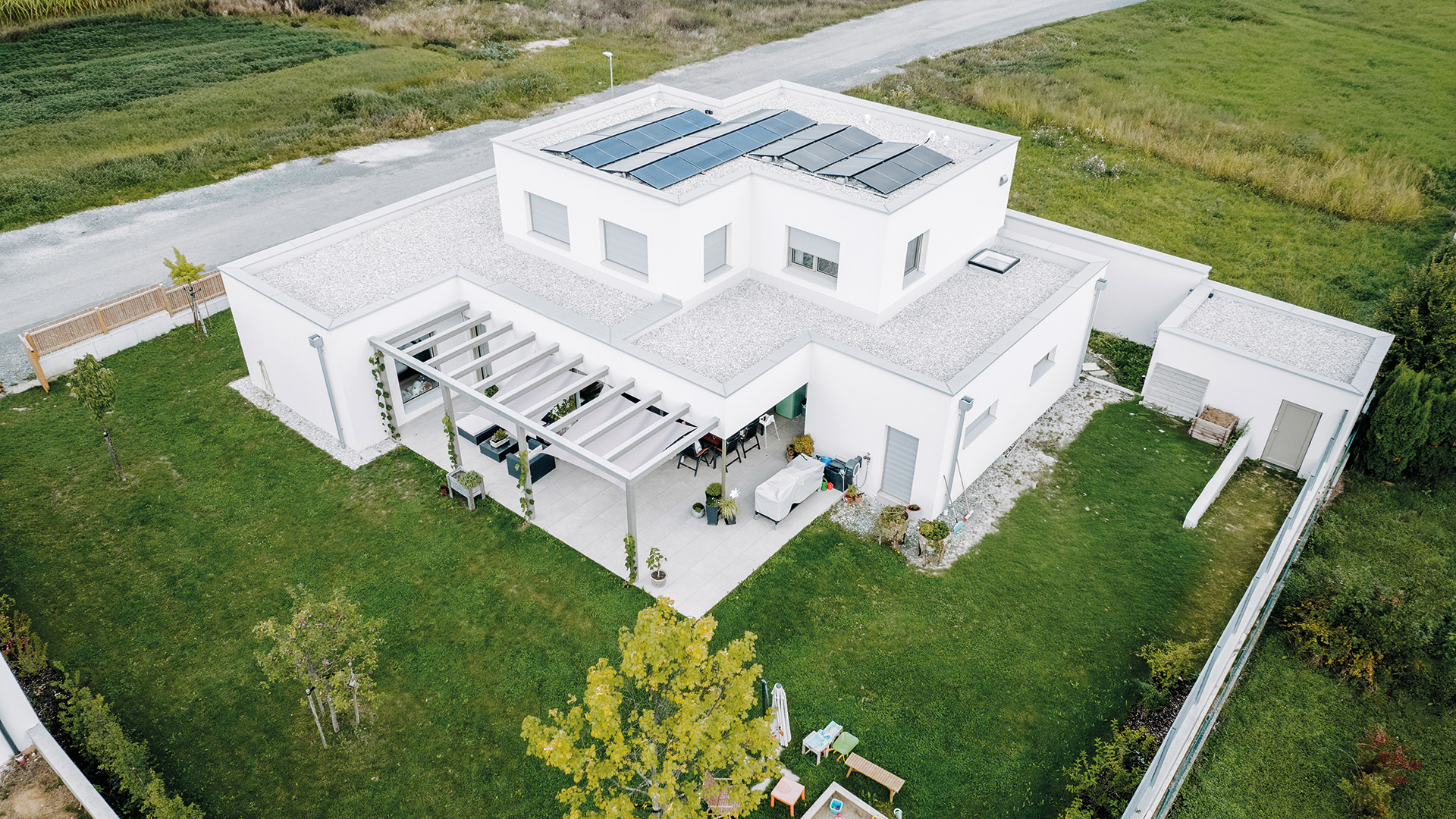 baderbau: Modernes Einfamilienhaus mit Flachdach, Solaranlage und Garten