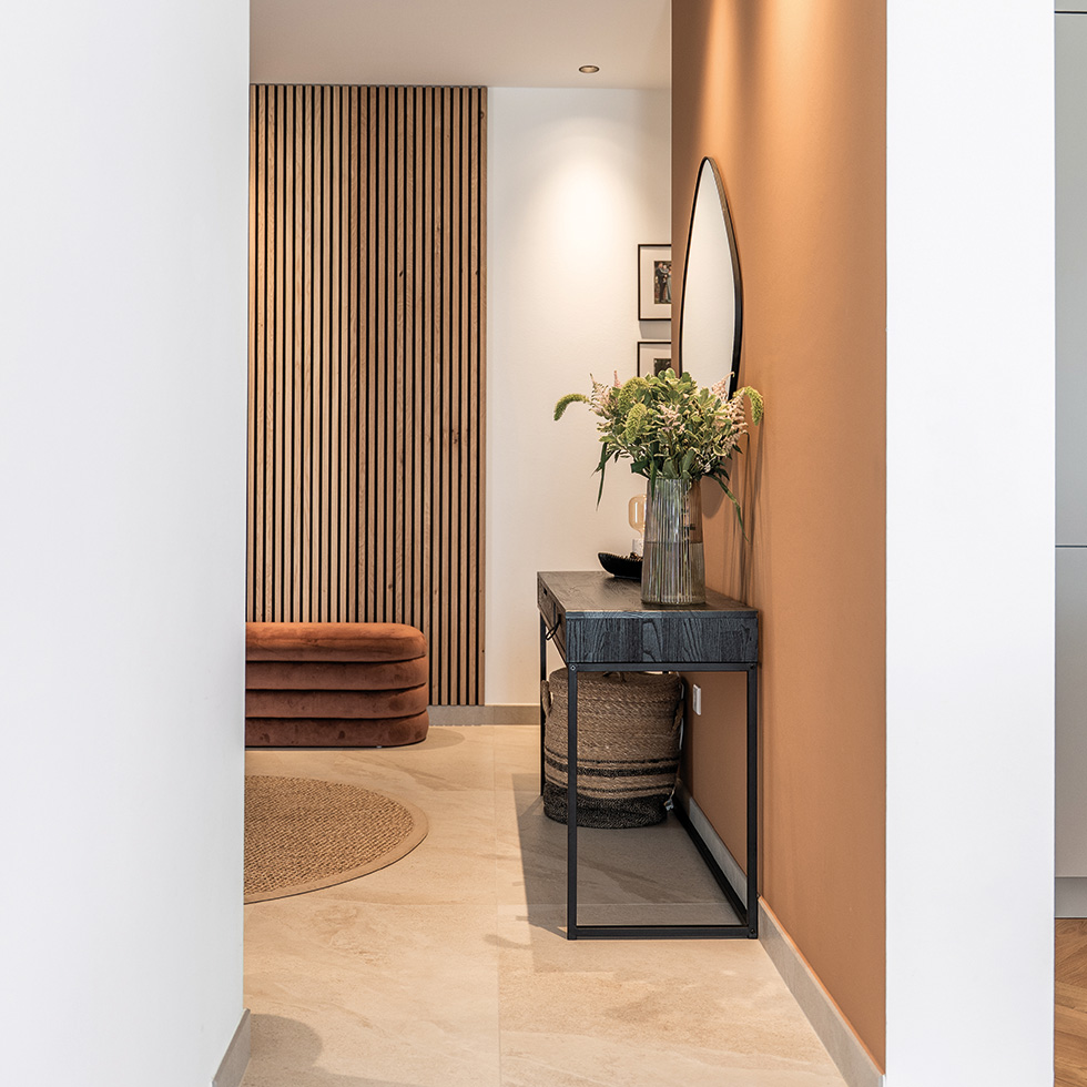 Stilvoll eingerichteter Flur mit Konsole, Spiegel und dekorativer Wandgestaltung