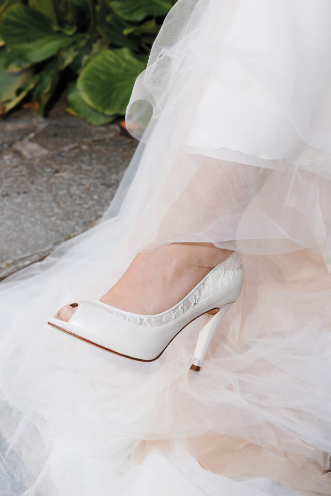 Weiße Brautschuhe mit Spitze und High Heels – elegante Accessoires für die Hochzeit
