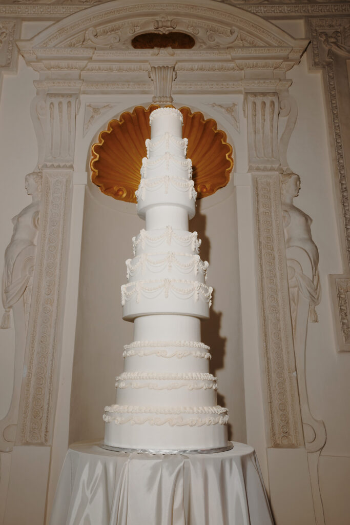 Riesige weiße Hochzeitstorte mit vielen Etagen im Schlossambiente