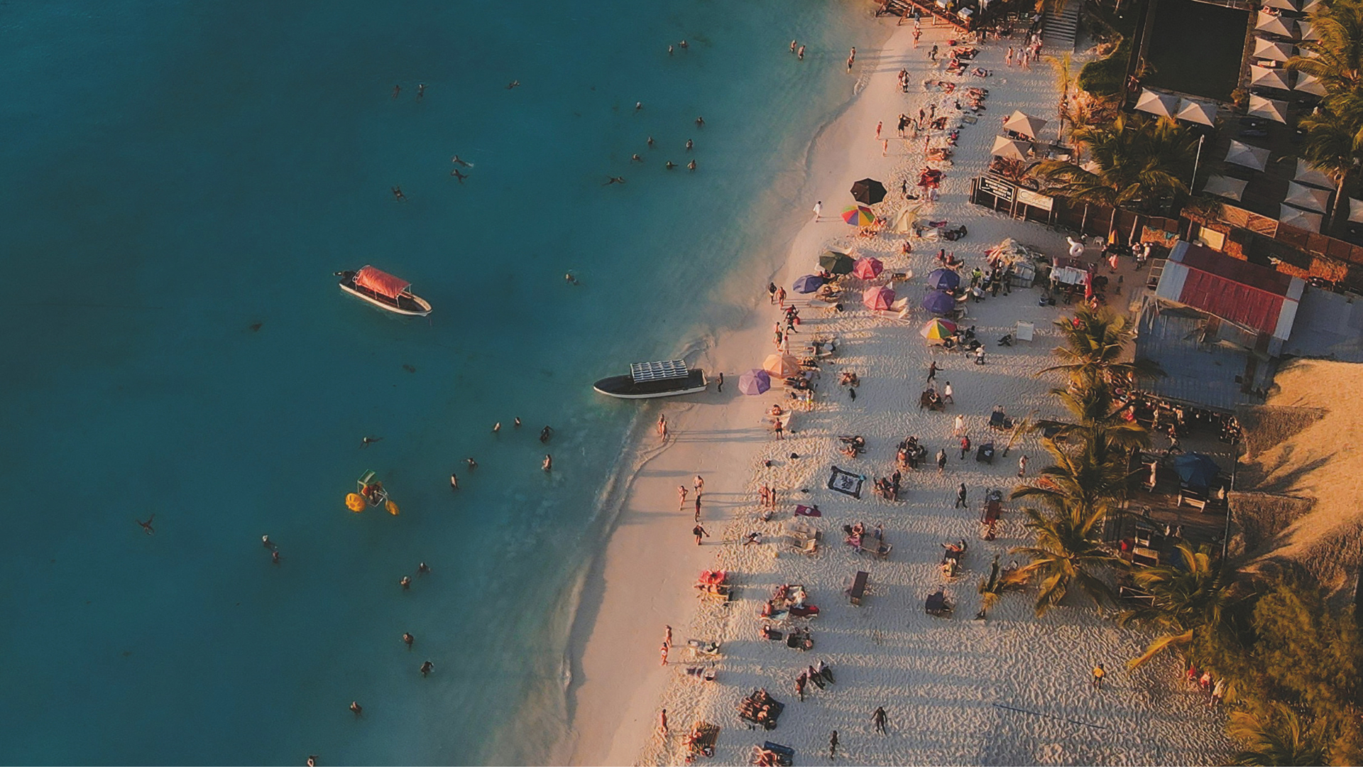 Strand im Sommer von oben
