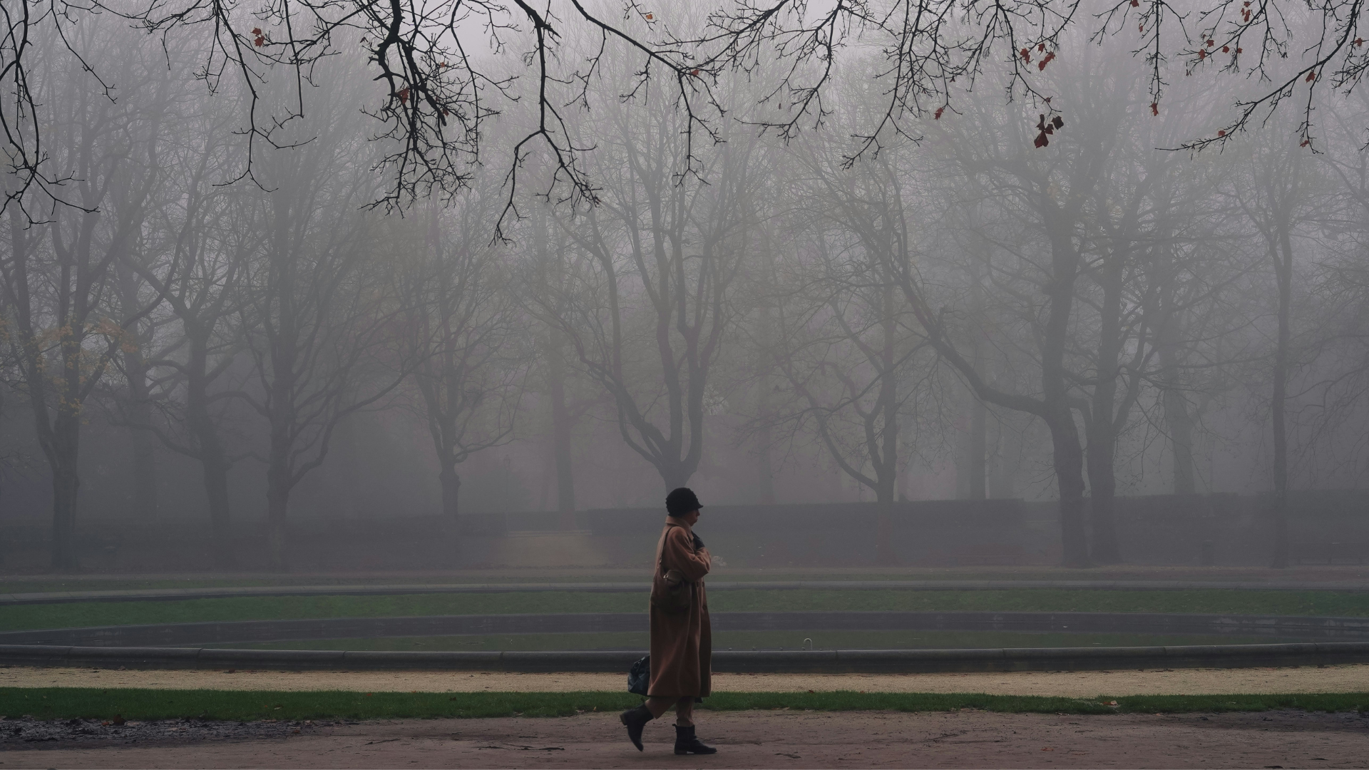 Eine Frau geht im Nebel