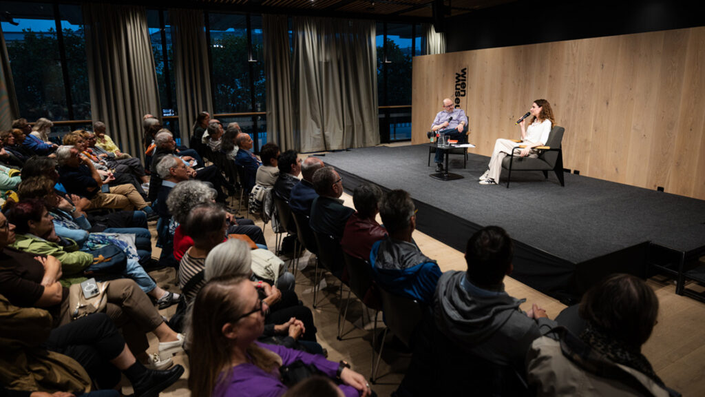 Judith Kohlenberger: Publikum verfolgt eine Gesprächsrunde auf der Bühne im Wien Museum.