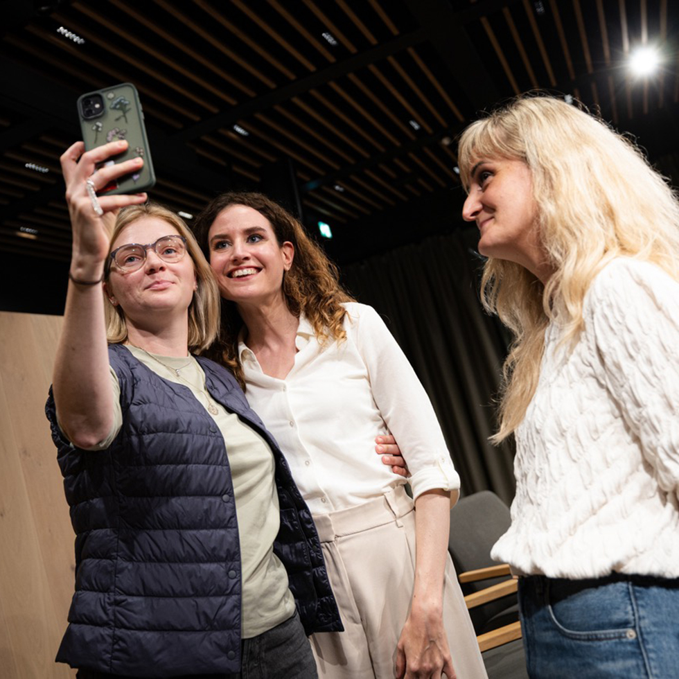 Judith Kohlenberger: Frau posiert mit zwei Besucherinnen für ein gemeinsames Selfie.