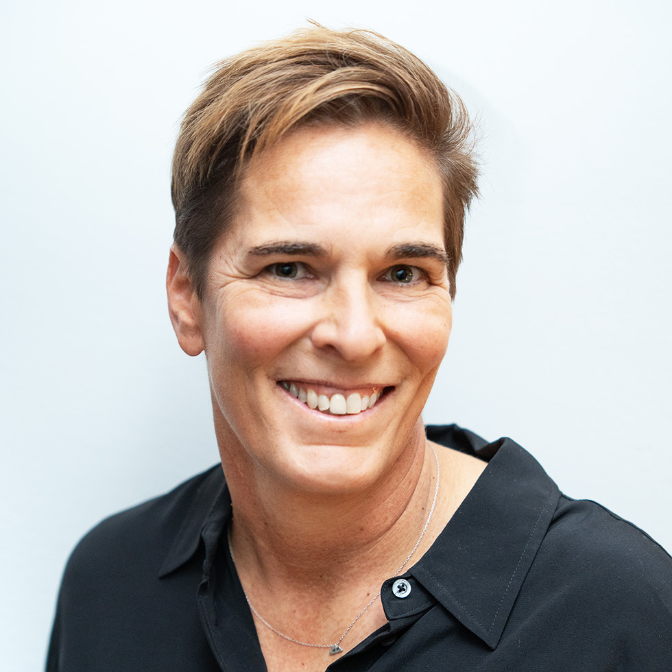 Michaela Dorfmeister: Portrait von einer kurzhaarigen und lächelnden Frau