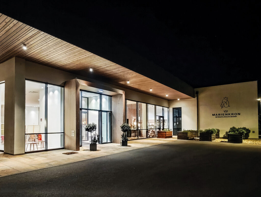 Podiumsdiskussion: Außenansicht des Veranstaltungsortes bei Nacht mit beleuchteter Fassade