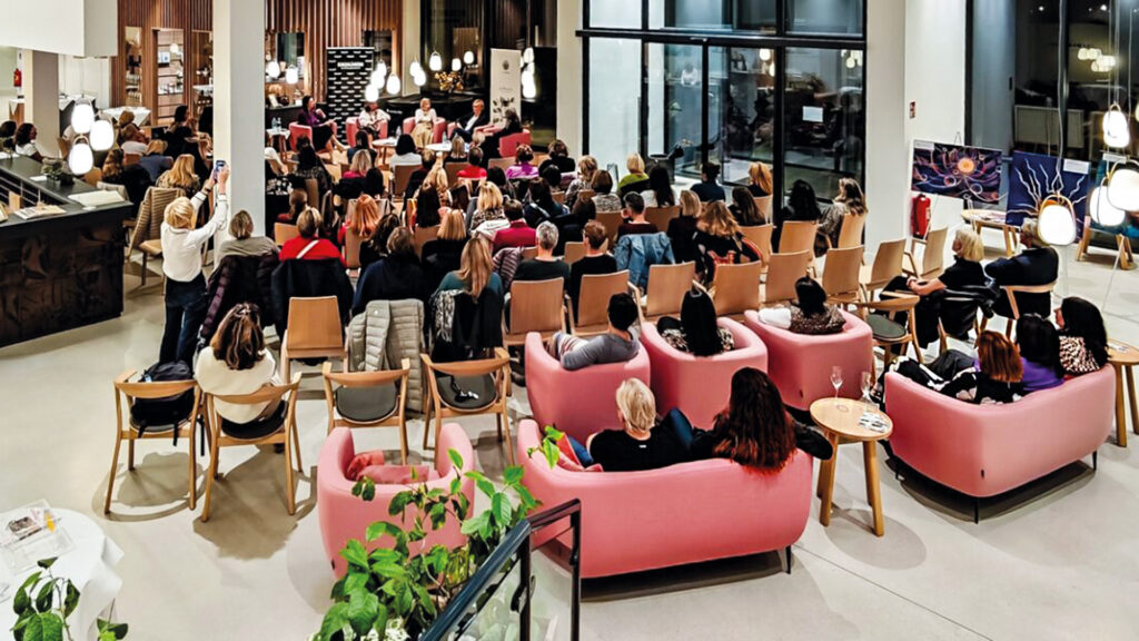 Publikum bei einer Podiumsdiskussion im modernen Veranstaltungsraum