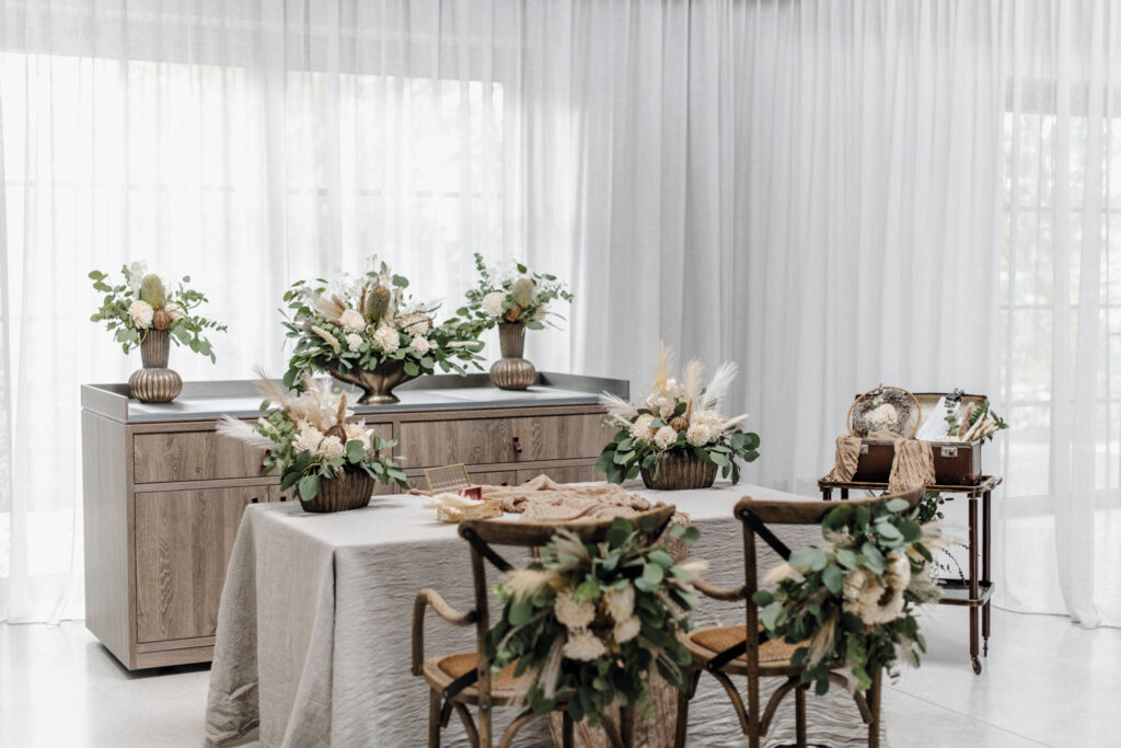 Hotel Nils: Heller Raum mit in rosa dekorierten Tischen und Stühlen mit vielen schönen Blumengestecken.