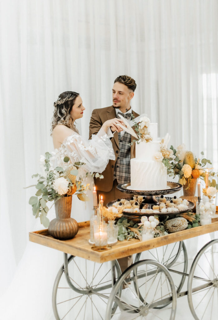 Hotel Nils: Ein Hochzeitspaar beim Anscheiden der Hochzeitstorte.