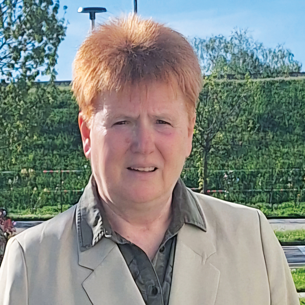 Portrait einer rothaarigen Frau im Freien mit kurzen Haaren