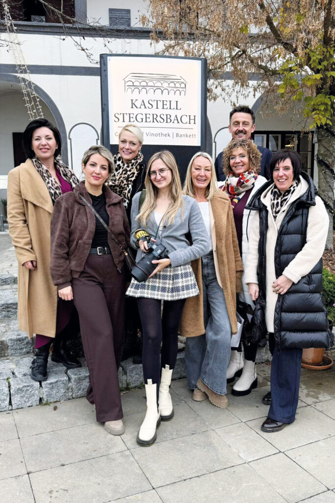 Gruppenfoto des Teams vor dem Kastell Stegersbach.