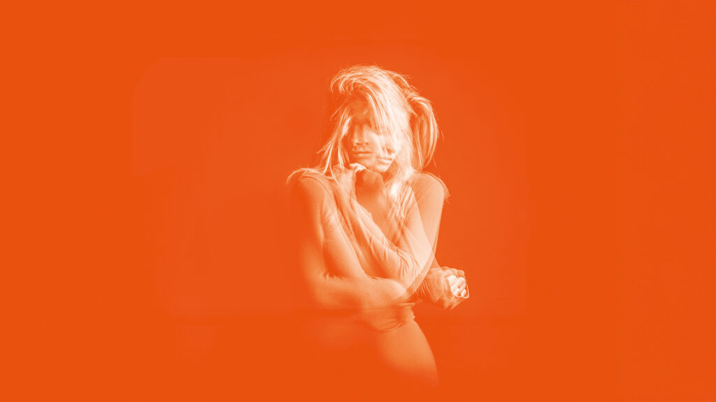 Künstlerisch überblendetes Porträt einer Person vor orangem Hintergrund, mit doppelt wirkender Silhouette und nachdenklicher Körperhaltung.