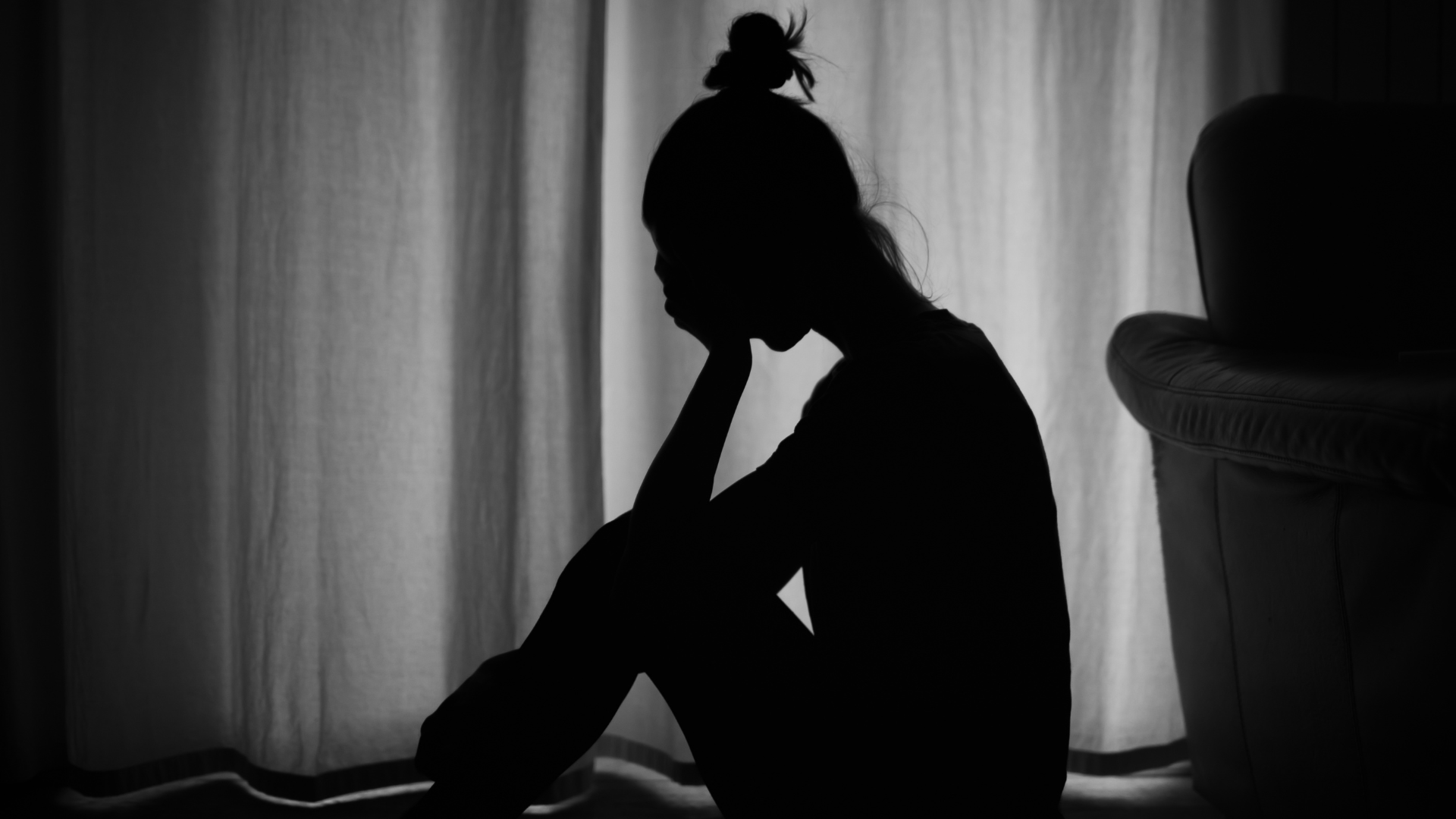 Silhouette einer trauernden Frau