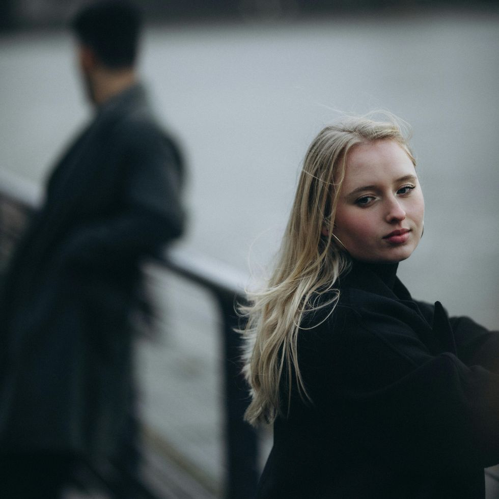 Frau und Mann, die einander nicht ansehen.