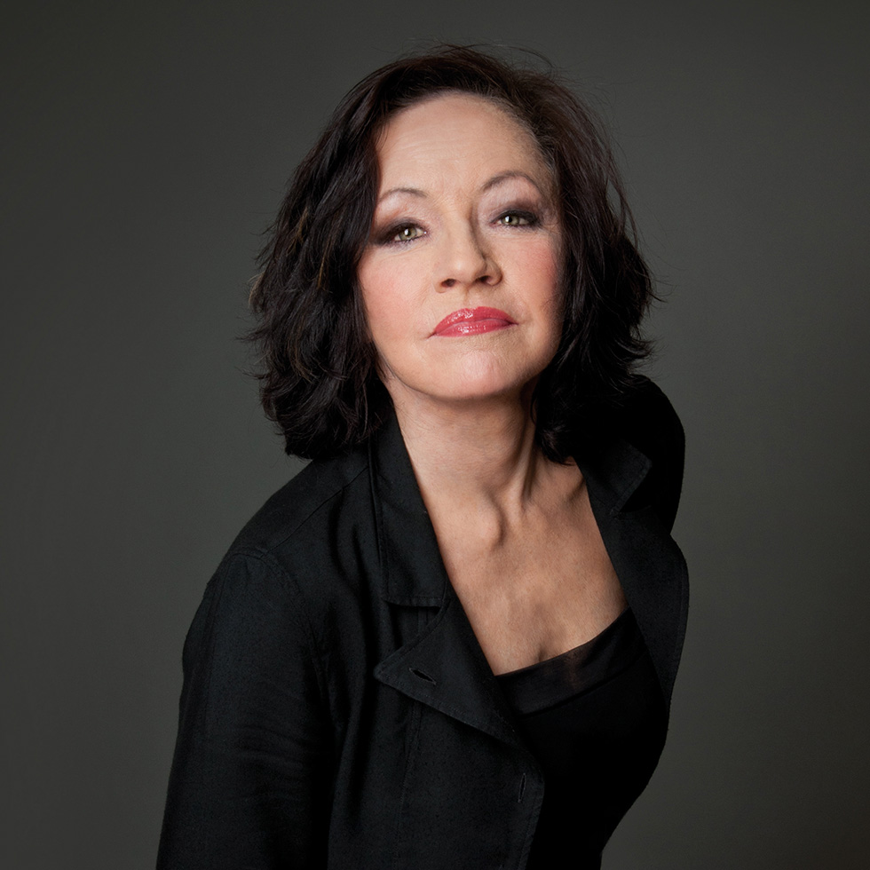 Maria Bill: Studio-Porträt einer dunkelhaarigen Frau mit direktem Blick.