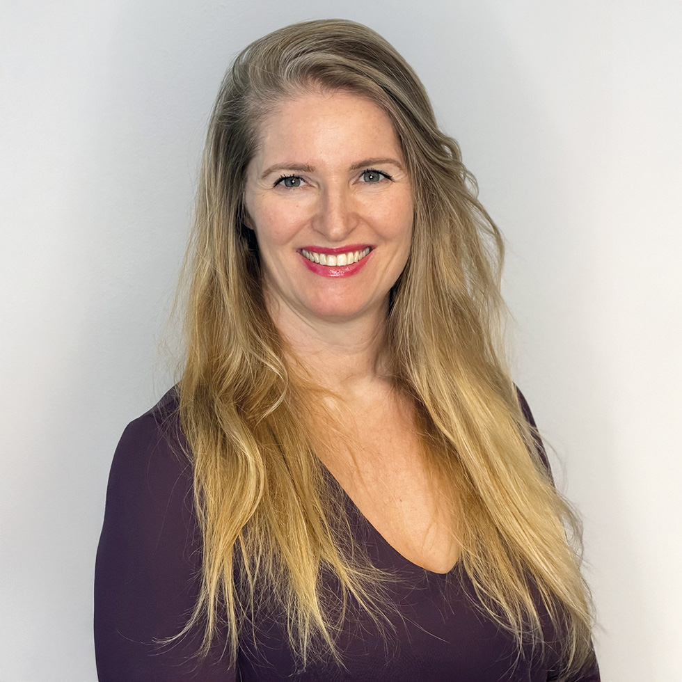 Portrait einer Frau mit langen blonden Haaren und rotem Lippenstift