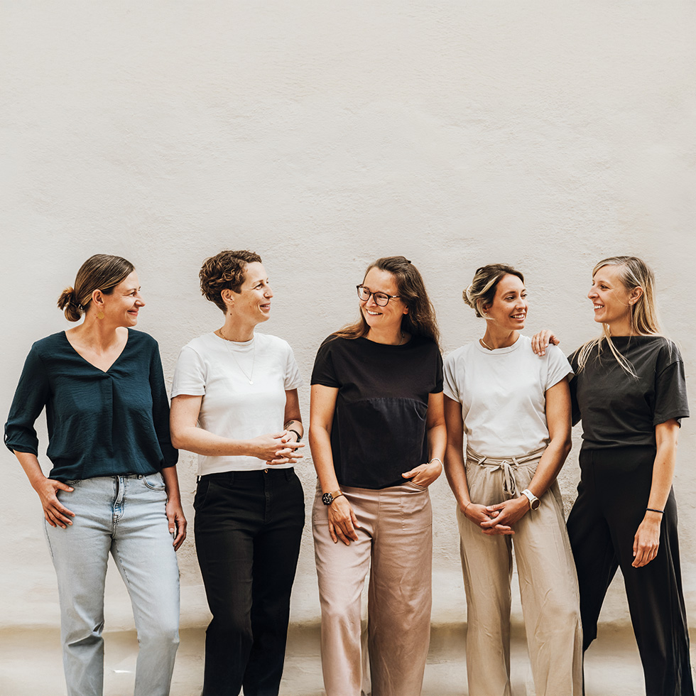 BURGENLÄNDERIN AWARDS VOTING: 5 Frauen unterhalten sich stehend vor einer weißen Wand