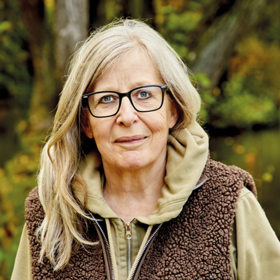 BURGENLÄNDERIN AWARDS VOTING: Portrait einer älteren Frau mit langen blonden Haaren, schwarzer Brille und hellgrünem Kaputzen-Sweat-Jacke und brauner Plüsch-Weste
