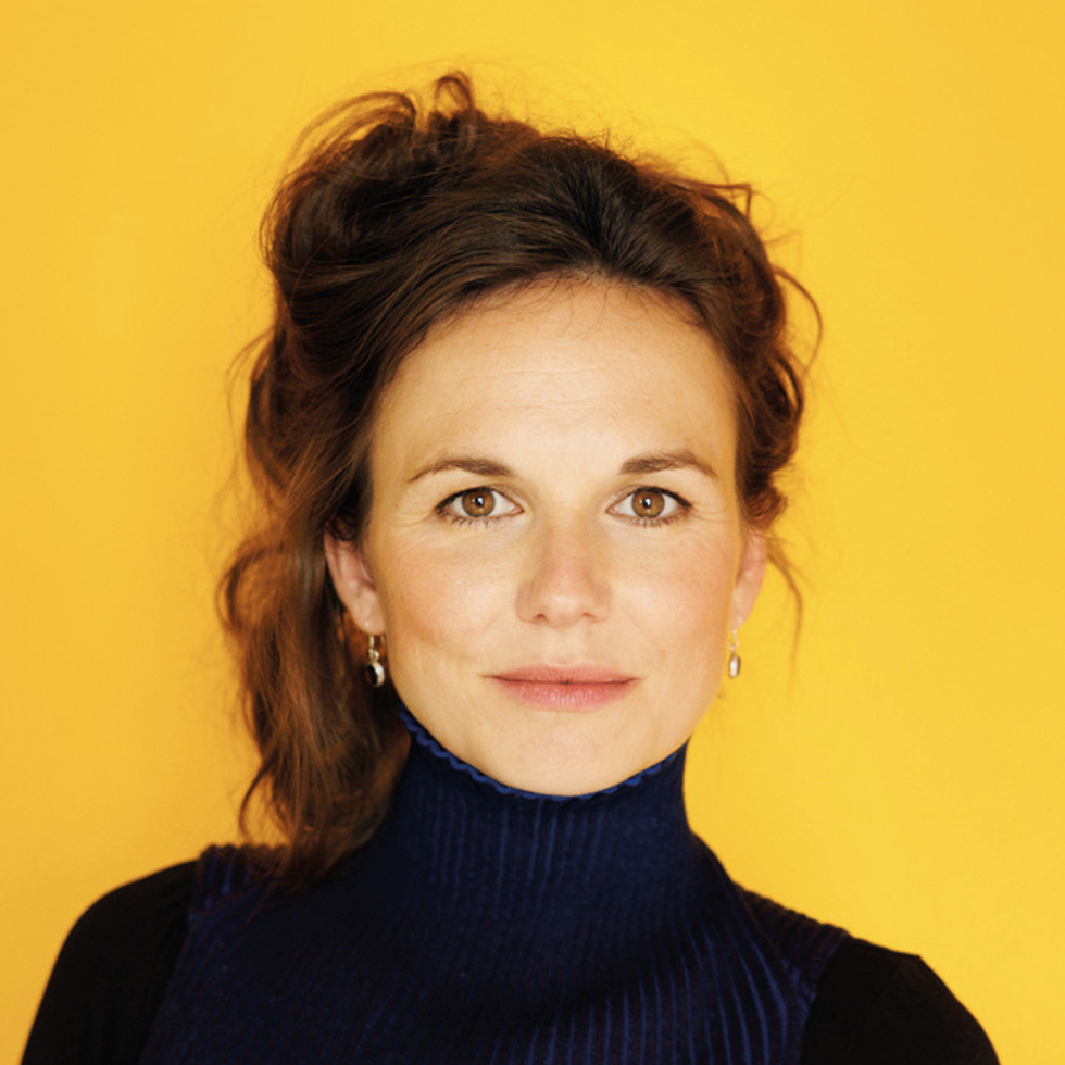 BURGENLÄNDERIN AWARDS VOTING: Portrait einer Frau mit Dutt auf gelbem Hintergrund