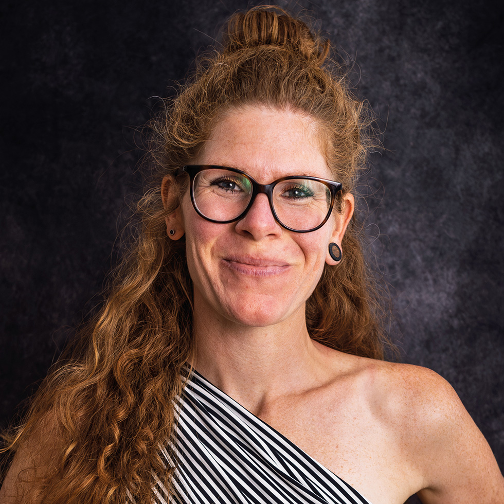 BURGENLÄNDERIN AWARDS VOTING: Portrait einer rothaarigen Frau mit Brille und einem asymetrischen, gestreiftem Off-Shoulder-Shirt