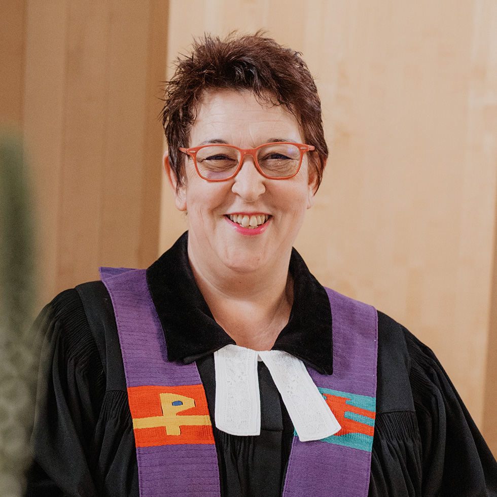 BURGENLÄNDERIN AWARDS VOTING: Portrait einer Frau mit einem schwarzen Talar, ein Beffchen und einer violetten Stola