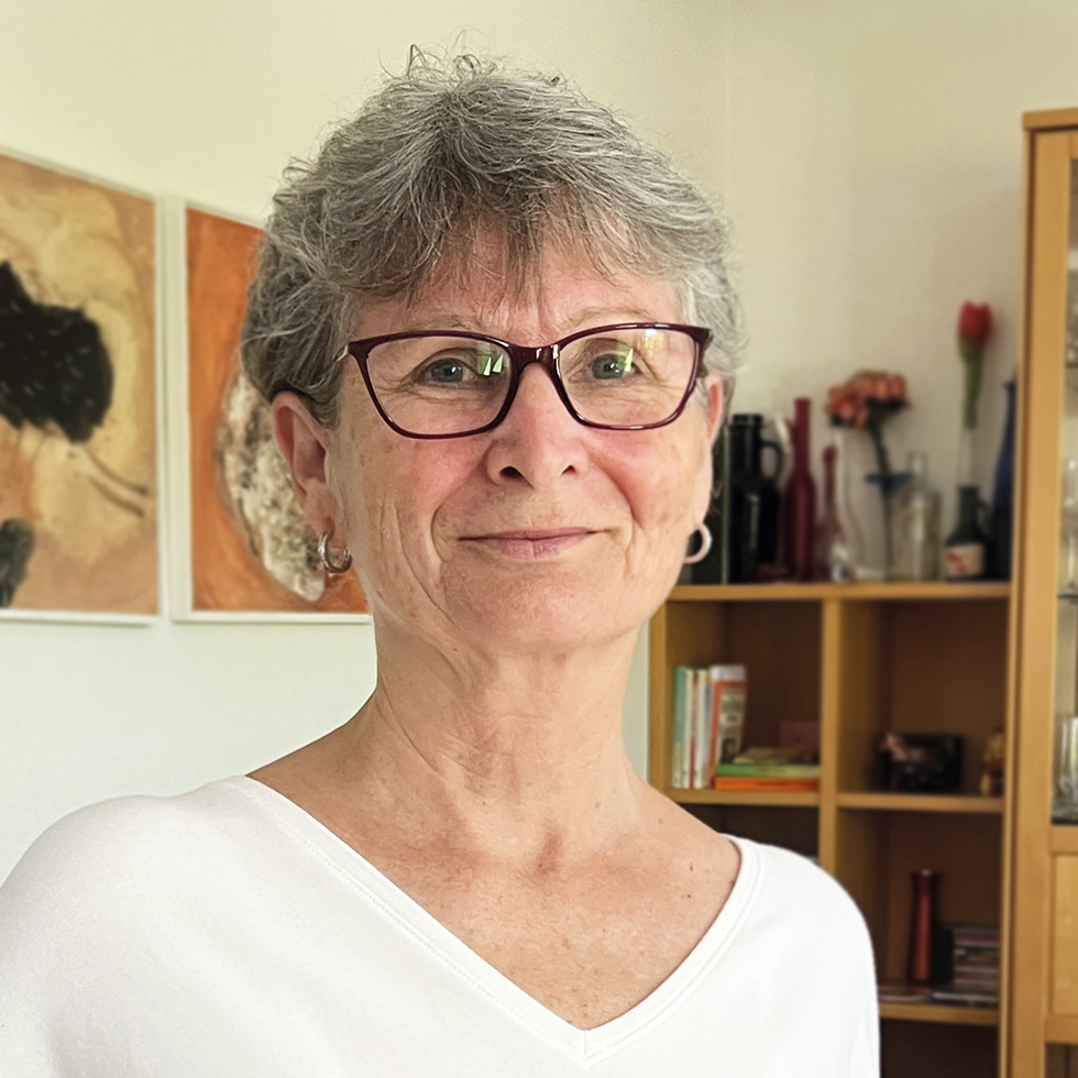 BURGENLÄNDERIN AWARDS VOTING: Portrait einer Frau mit grauen kurzen Haaren und Brille