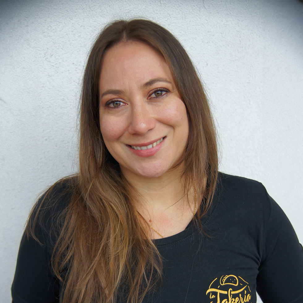 BURGENLÄNDERIN AWARDS VOTING: Portrait einer Frau mit braunen langen Haaren und dunkelblauem T-Shirt mit gelbem Logo