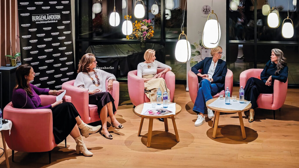 Mehrere Frauen stehen gemeinsam auf einer Bühne bei einer Veranstaltung zur Menopause