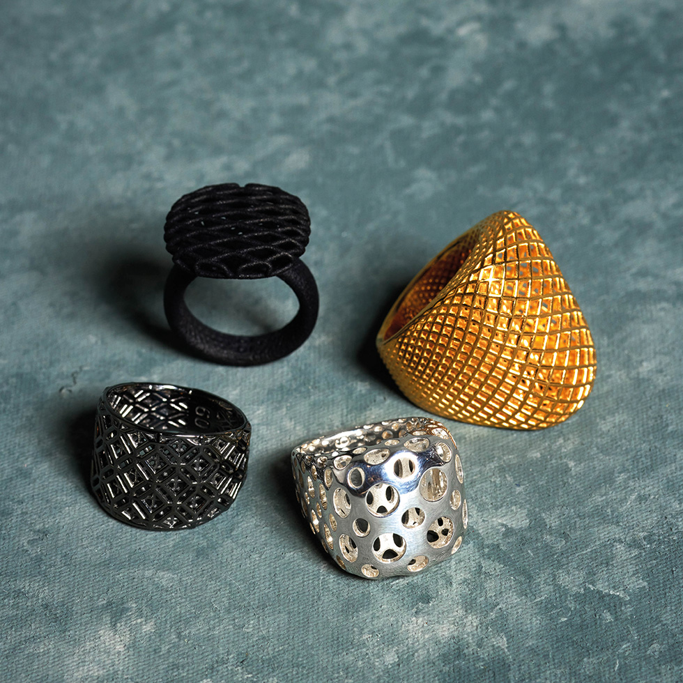 Schmuck-Shooting: Mehrere Ringe aus unterschiedlichen Materialien als Stillleben arrangiert.