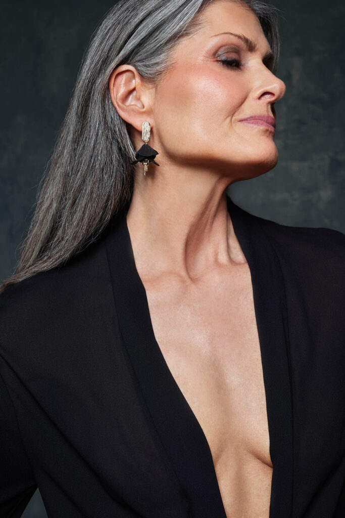 Schmuck-Shooting: Detailaufnahme eines einzelnen Ohrrings an einem Ohr.