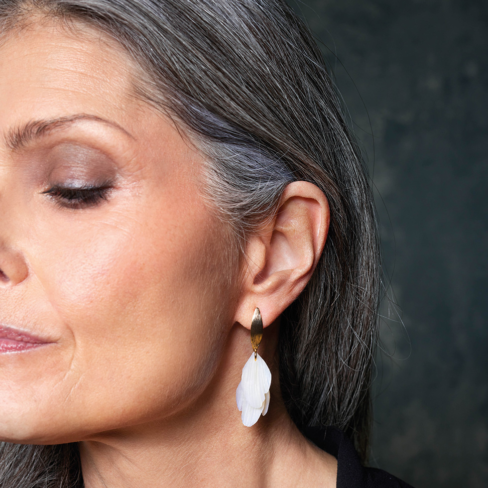 Schmuck-Shooting: Detailaufnahme eines einzelnen Ohrrings an einem Ohr.