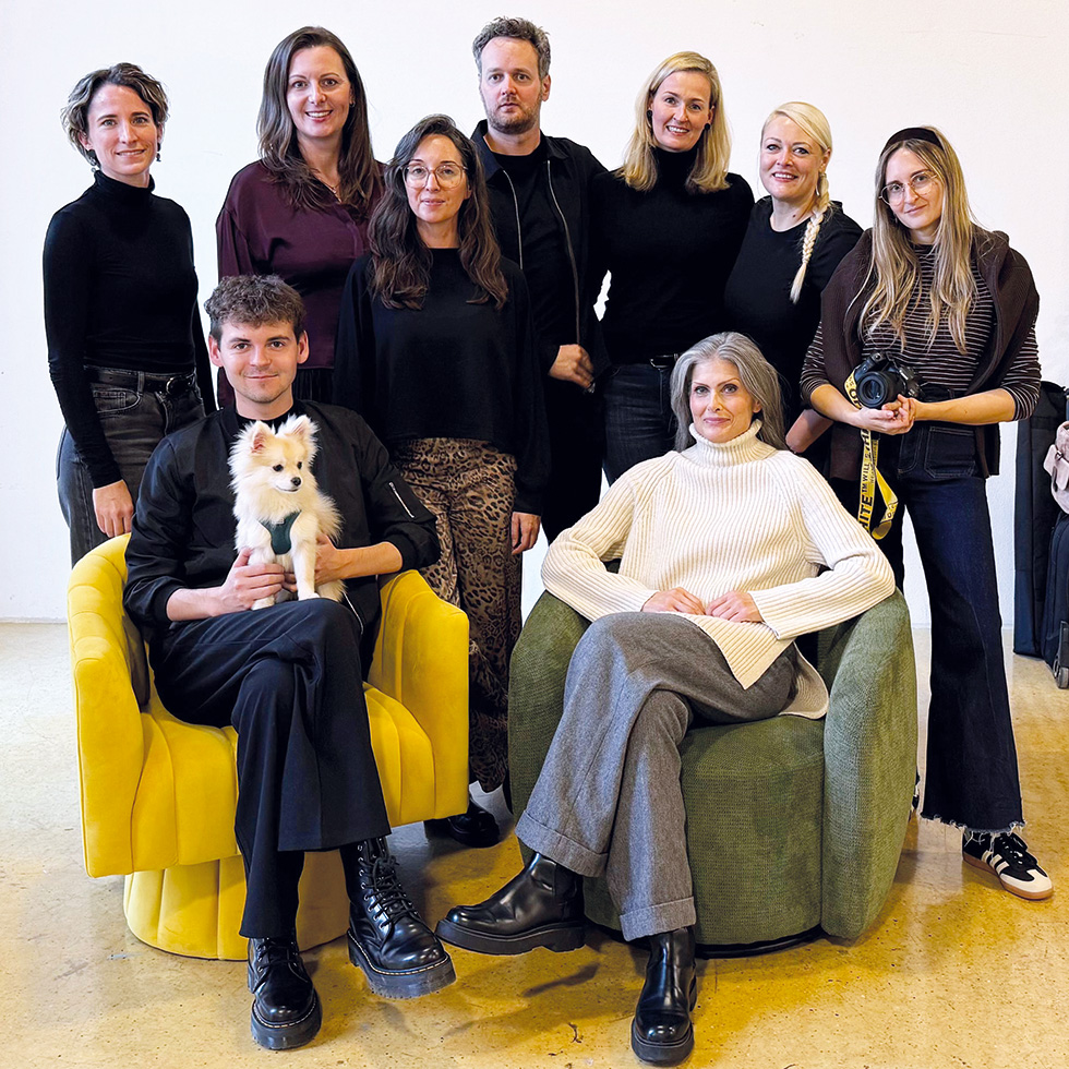 Schmuck-Shooting: Gruppenfoto des Teams mit Models und Beteiligten in einem Studio.