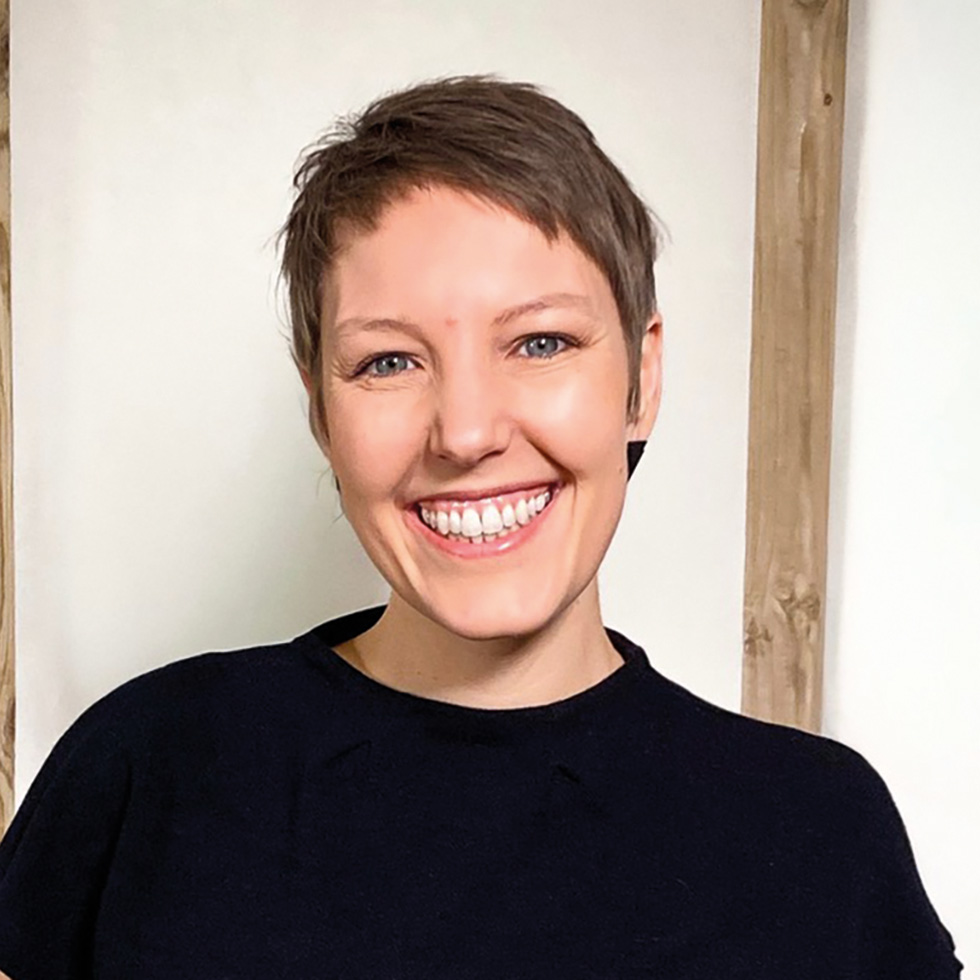 BURGENLÄNDERIN AWARDS VOTING: Portrait einer lachenden kurzhaarigen Frau mit schwarzem Top