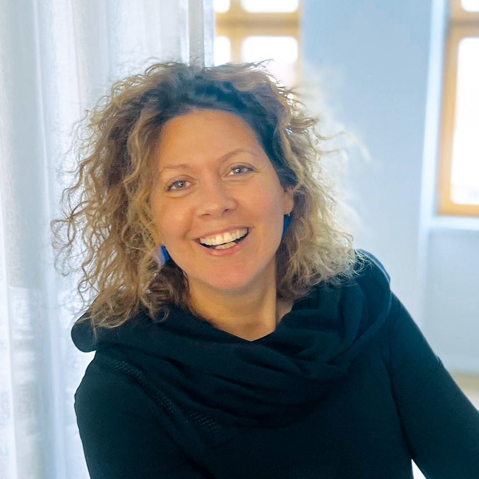 BURGENLÄNDERIN AWARDS VOTING: Portrait einer Frau mit blonden Locken und dunkelblauem Hoodie