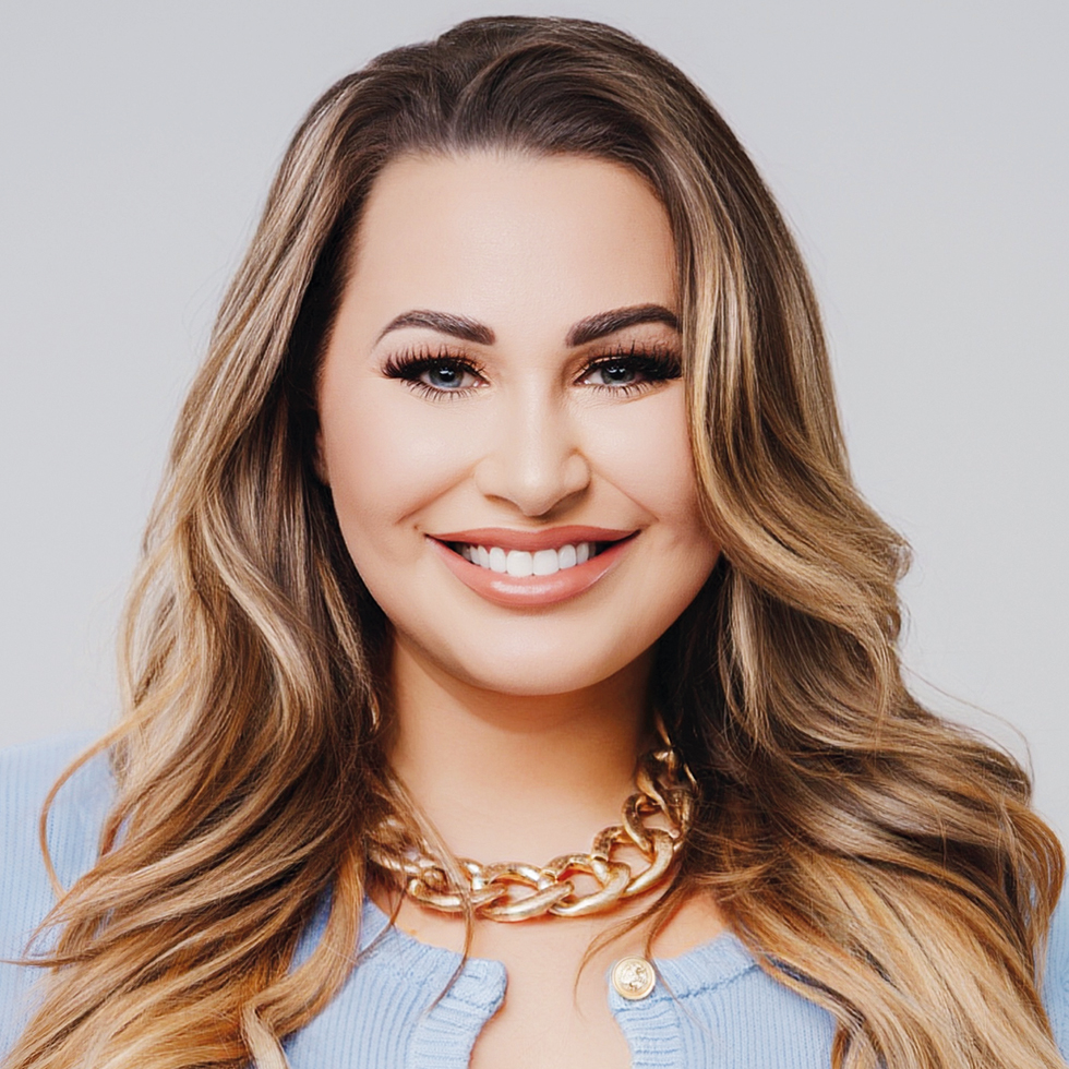 BURGENLÄNDERIN AWARDS VOTING: Portrait einer Frau mit goldener Halskette und langen blonden Haaren