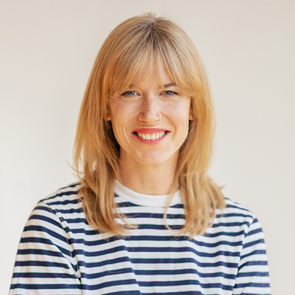 BURGENLÄNDERIN AWARDS VOTING: Portrait einer lächelnden blonden Frau mit blau-weiß-gestreiftem Shirt