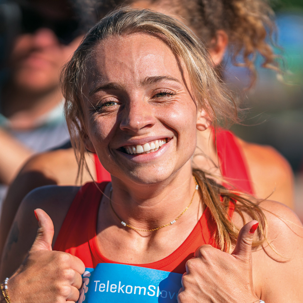 BURGENLÄNDERIN AWARDS VOTING: Portrait einer blonden Sportlerin die mit beiden Händen ein "Thumbs-up" zeigt