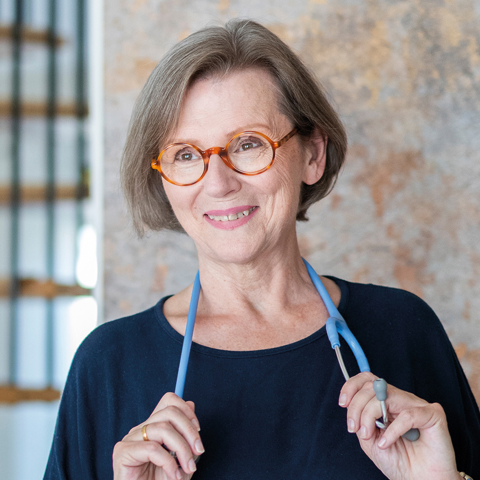 BURGENLÄNDERIN AWARDS VOTING: Portrait einer Frau mit grauen Haaren und Stethoskop um den Hals