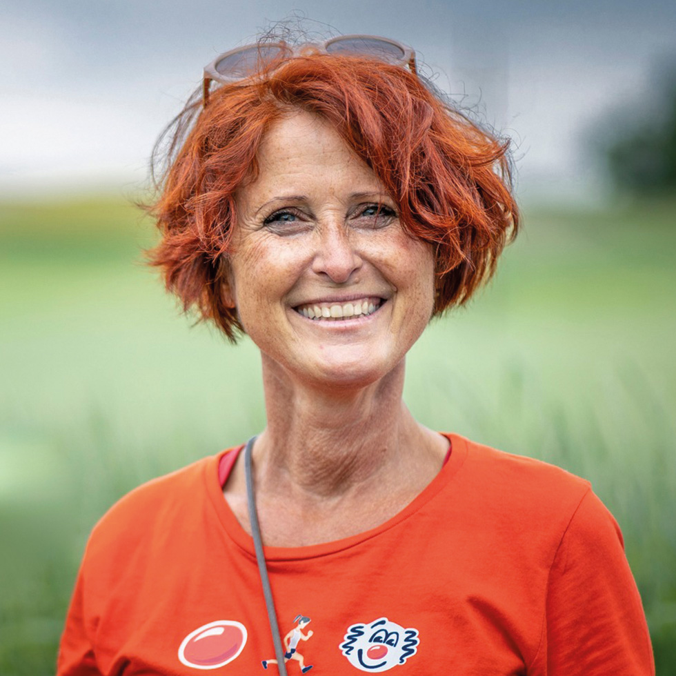 BURGENLÄNDERIN AWARDS VOTING: Portrait einer rothaarigen Frau mit Sommersprossen und Sonnenbrille im Haar