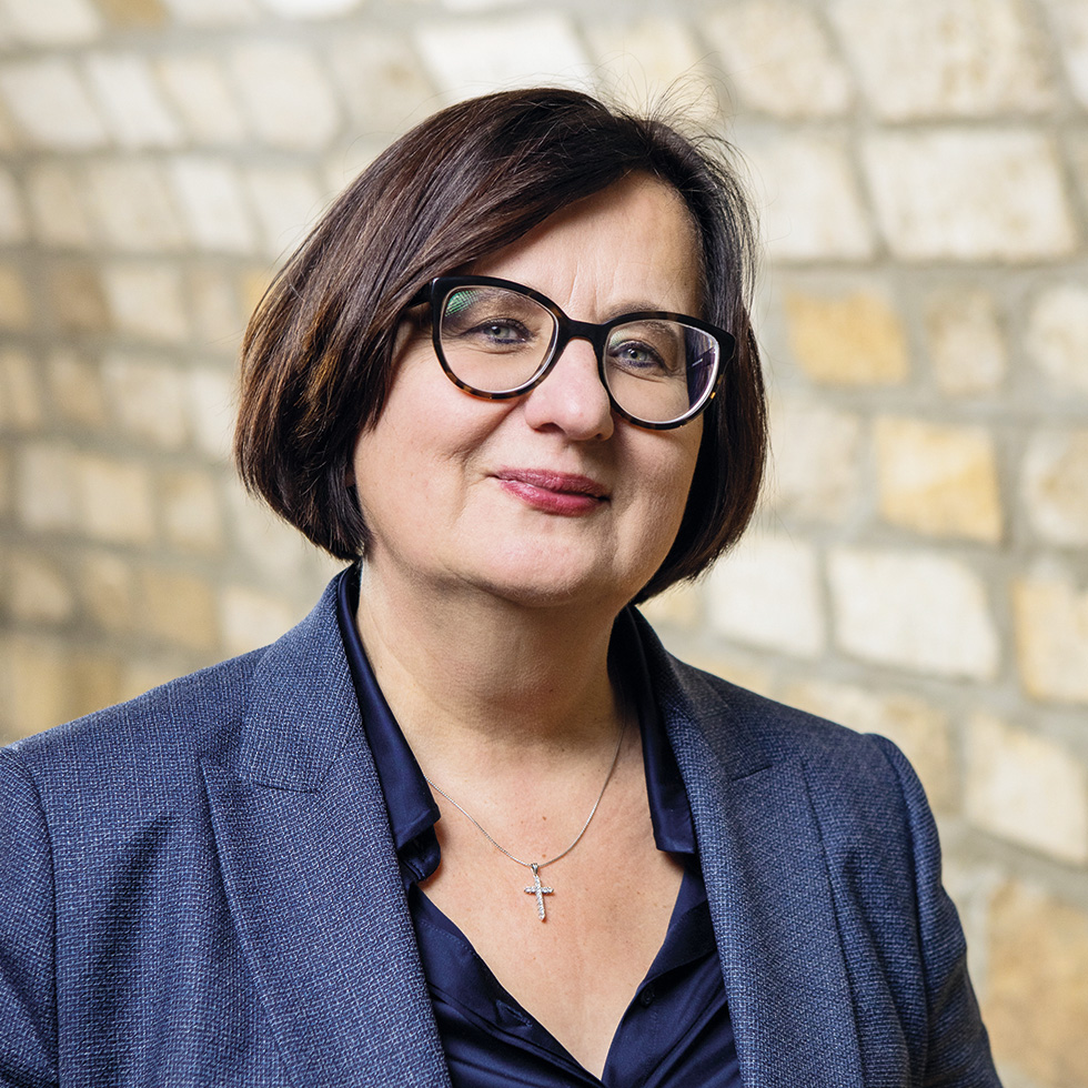BURGENLÄNDERIN AWARDS VOTING: Portrait einer Frau mit Pagenkopf und brauner Brille und blauem Sakko